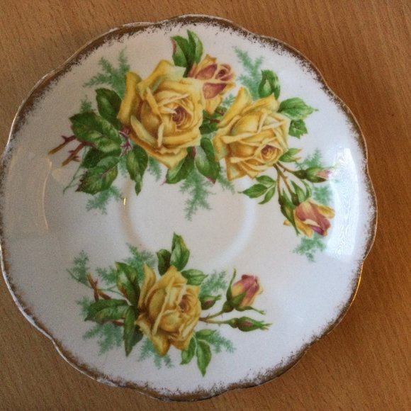 Vintage Royal Albert saucer plates floral patterns lot of three - Picture 3 of 5